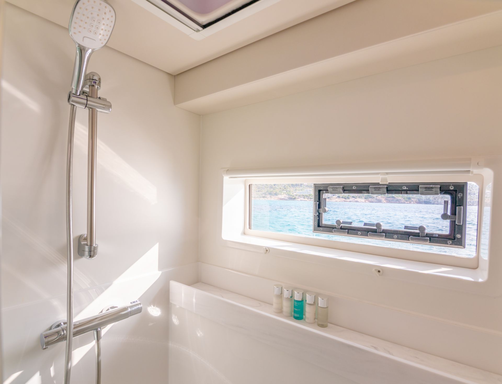 ASTORIA Fountaine Pajot Samana 59 - master cabin shower
