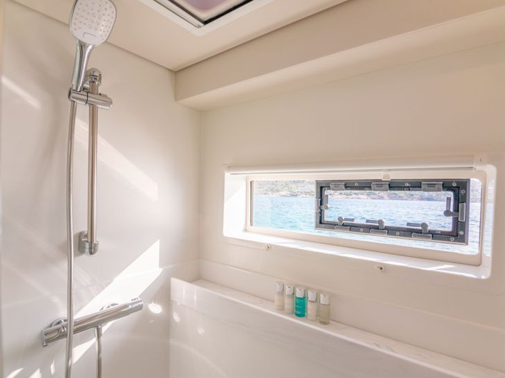 ASTORIA Fountaine Pajot Samana 59 - master cabin shower ASTORIA Fountaine Pajot Samana 59 - master cabin shower