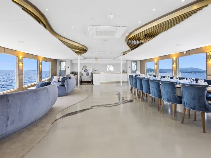 BELLA Custom 48m - saloon BELLA Custom 48m - saloon