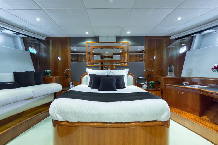 Charter Yacht ACCAMA DELTA - Azimut 100 Jumbo - 4 Cabins - Cannes - Monaco - St Tropez - French Riviera