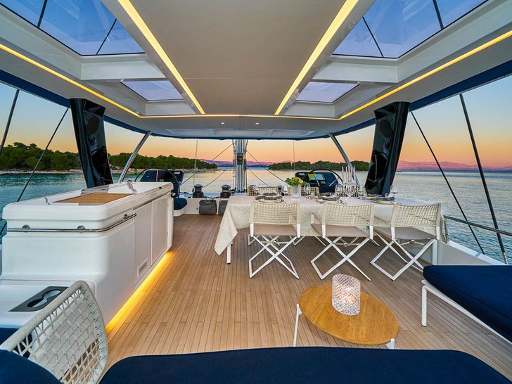 AMADA MIA Lagoon 65 - flybridge AMADA MIA Lagoon 65 - flybridge