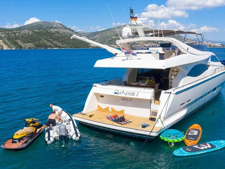QUO VADIS I water toys QUO VADIS I water toys