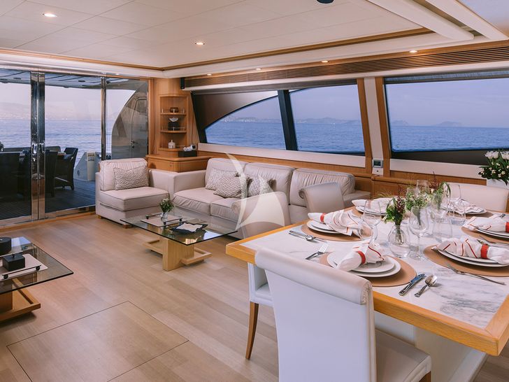 MELI Ferretti 881 - saloon wide view MELI Ferretti 881 - saloon wide view