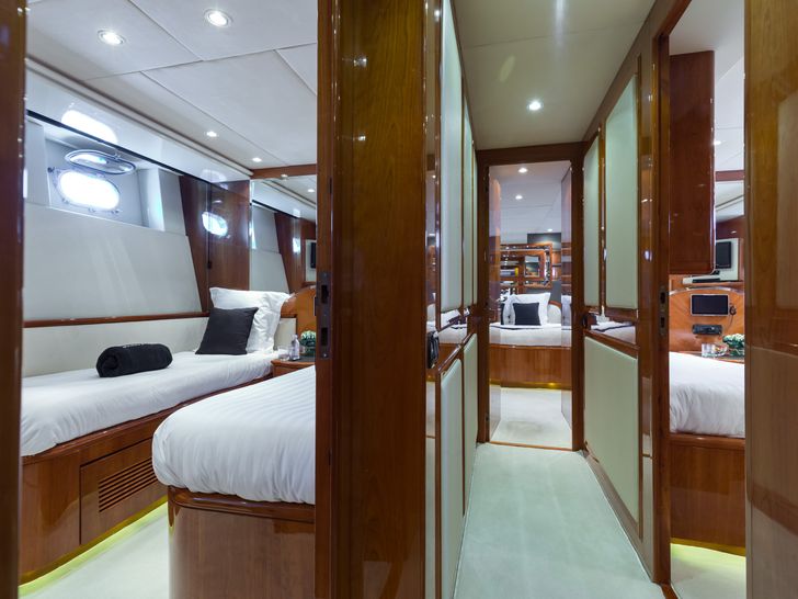 ACCAMA DELTA Azimut 100 Jumbo - cabins' walkway ACCAMA DELTA Azimut 100 Jumbo - cabins' walkway