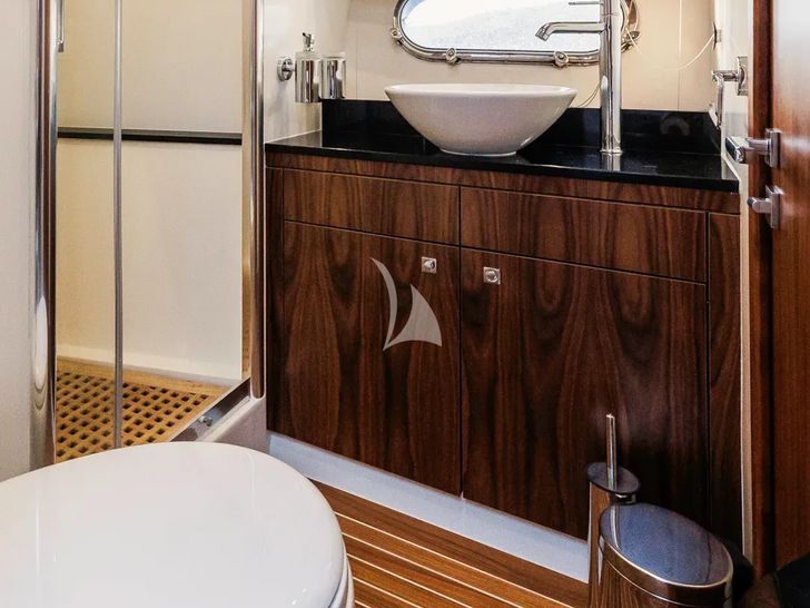 2 DRUNK Sunseeker Manhattan 63 - VIP cabin bathroom 2 DRUNK Sunseeker Manhattan 63 - VIP cabin bathroom