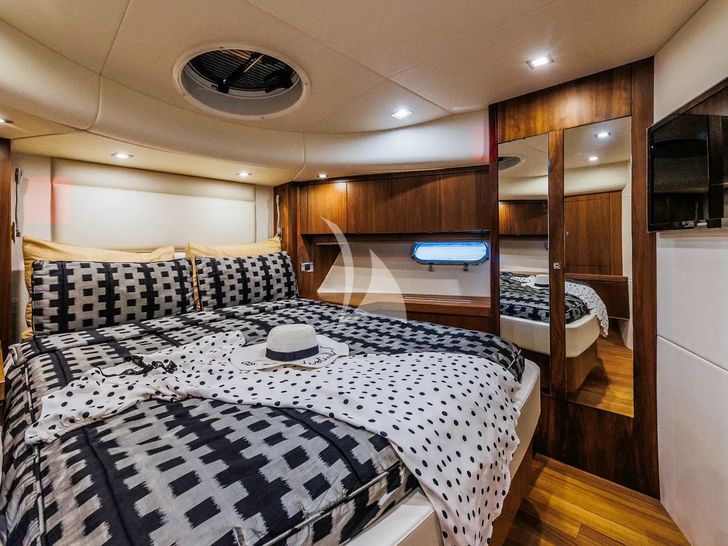 2 DRUNK Sunseeker Manhattan 63 - VIP cabin 2 DRUNK Sunseeker Manhattan 63 - VIP cabin