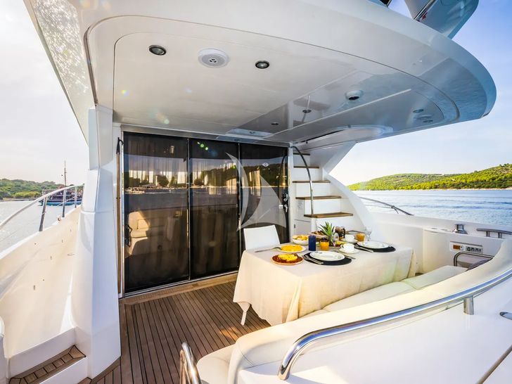 2 DRUNK Sunseeker Manhattan 63 - aft deck dining area 2 DRUNK Sunseeker Manhattan 63 - aft deck dining area