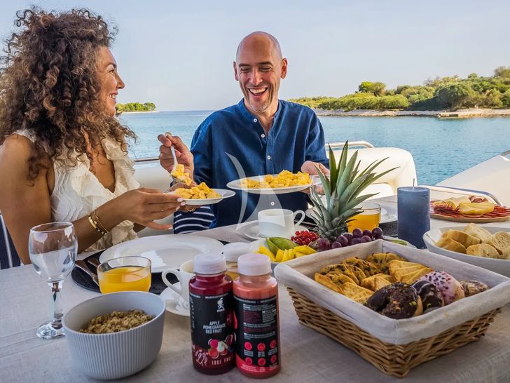 2 DRUNK Sunseeker Manhattan 63 - breakfast 2 DRUNK Sunseeker Manhattan 63 - breakfast