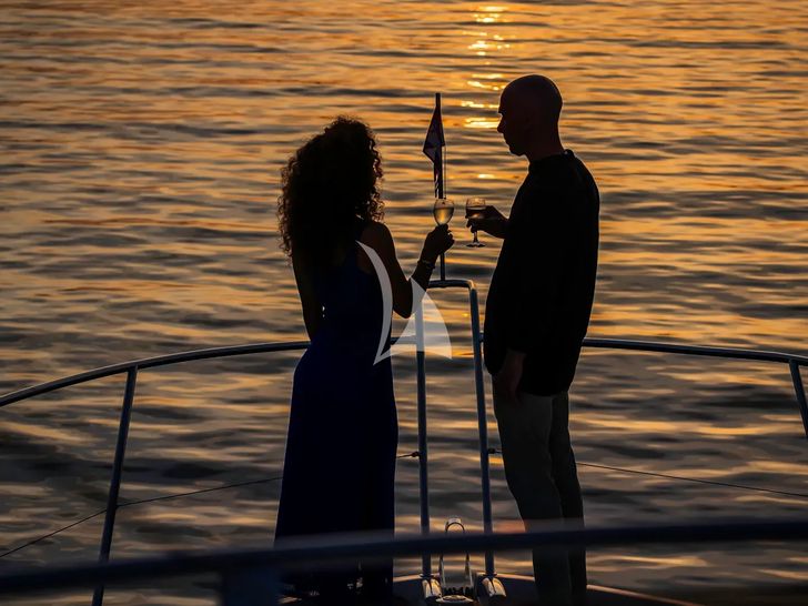 2 DRUNK Sunseeker Manhattan 63 - couple wine party 2 DRUNK Sunseeker Manhattan 63 - couple wine party