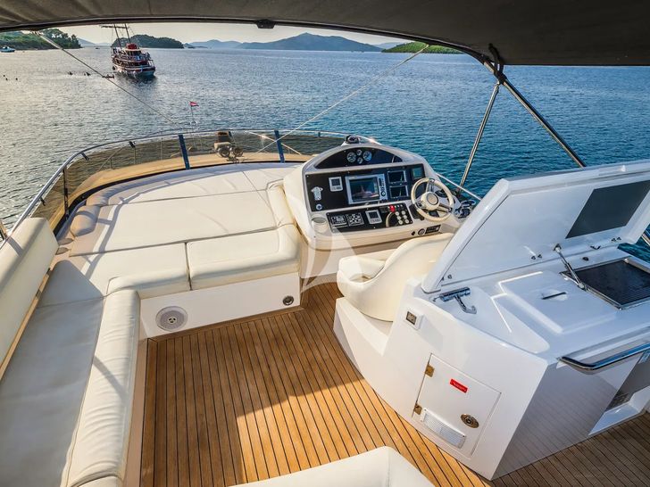 2 DRUNK Sunseeker Manhattan 63 - flybridge seating and helm 2 DRUNK Sunseeker Manhattan 63 - flybridge seating and helm