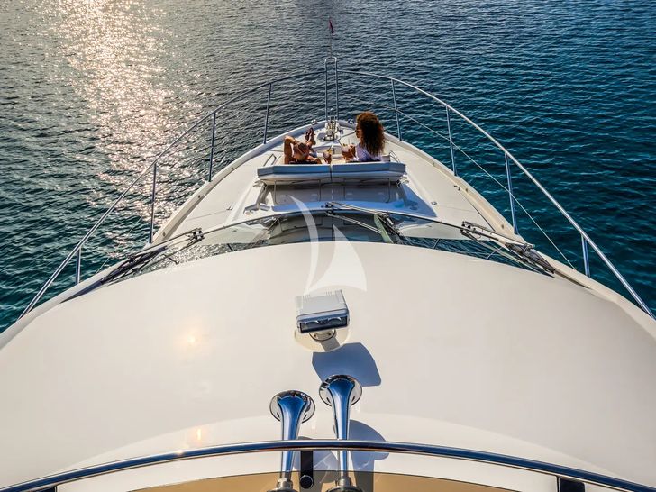 2 DRUNK Sunseeker Manhattan 63 - foredeck 2 DRUNK Sunseeker Manhattan 63 - foredeck