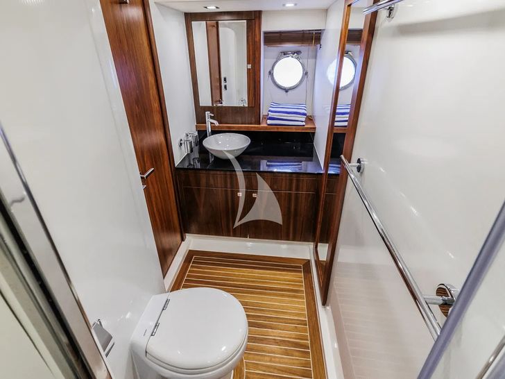 2 DRUNK Sunseeker Manhattan 63 - master cabin bathroom 2 DRUNK Sunseeker Manhattan 63 - master cabin bathroom