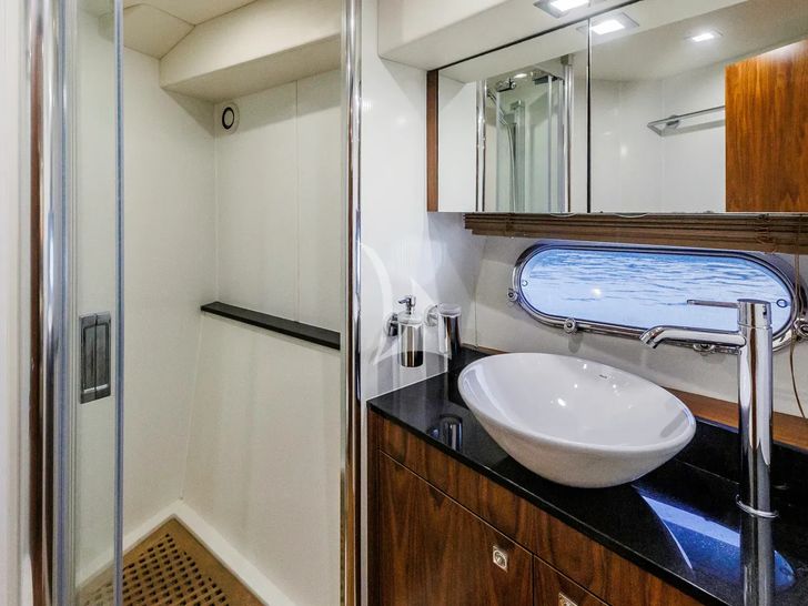 2 DRUNK Sunseeker Manhattan 63 - twin cabin bathroom 2 DRUNK Sunseeker Manhattan 63 - twin cabin bathroom