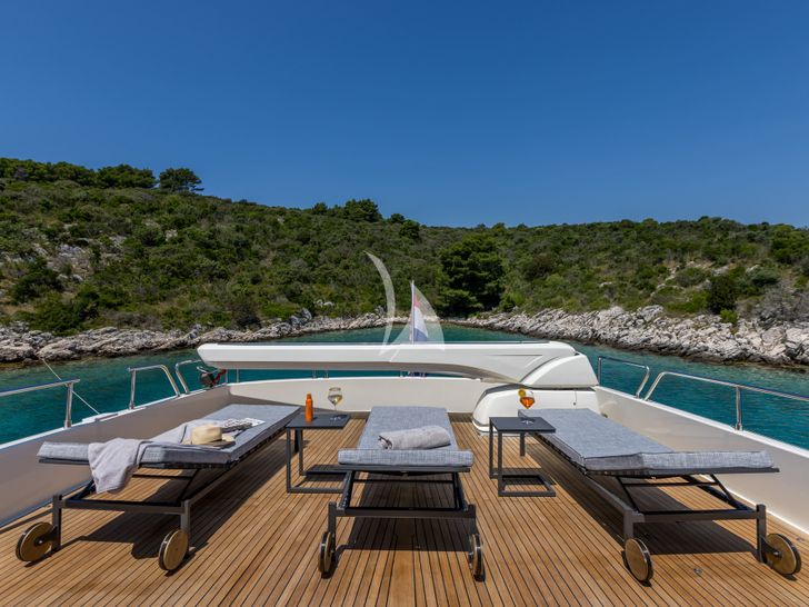 KLOBUK Ferretti Custom Line Navetta 30 - sun beds KLOBUK Ferretti Custom Line Navetta 30 - sun beds