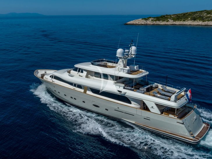 KLOBUK Ferretti Custom Line Navetta 30 - cruising rear shot KLOBUK Ferretti Custom Line Navetta 30 - cruising rear shot