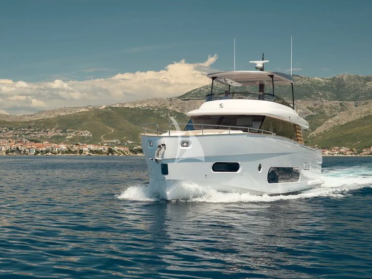 AMPARITO V - Azimut Magellano 66 - cruising bow view AMPARITO V - Azimut Magellano 66 - cruising bow view