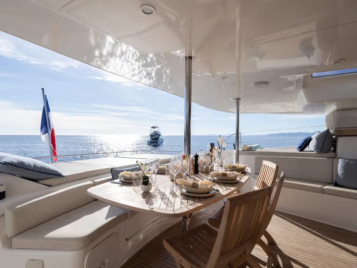 MOBY DICK Fountaine Pajot Galatea 65 - aft deck alfresco dining set up MOBY DICK Fountaine Pajot Galatea 65 - aft deck alfresco dining set up