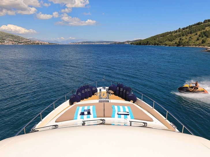 QUO VADIS I foredeck QUO VADIS I foredeck