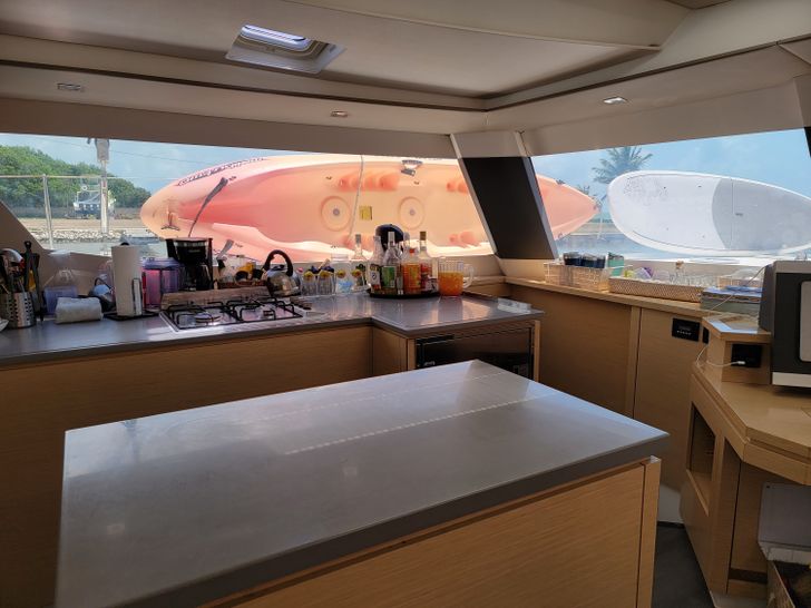 DISCOVER Fountaine Pajot Saba 50 - galley DISCOVER Fountaine Pajot Saba 50 - galley