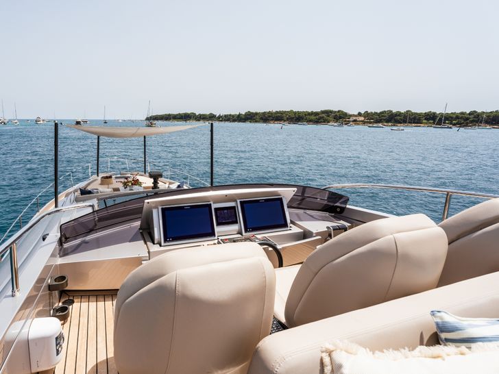 CHERRY Pershing 8X - flybridge forward CHERRY Pershing 8X - flybridge forward