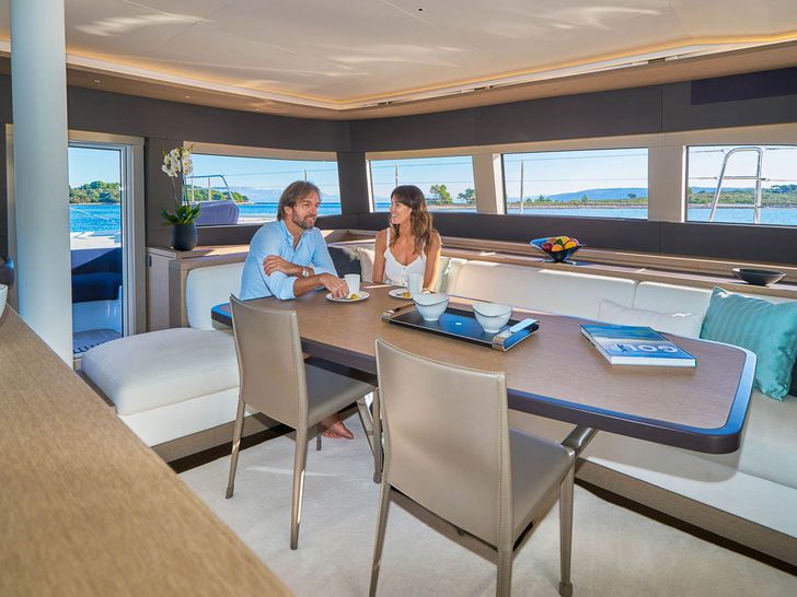 AMADA MIA Lagoon 65 - saloon AMADA MIA Lagoon 65 - saloon