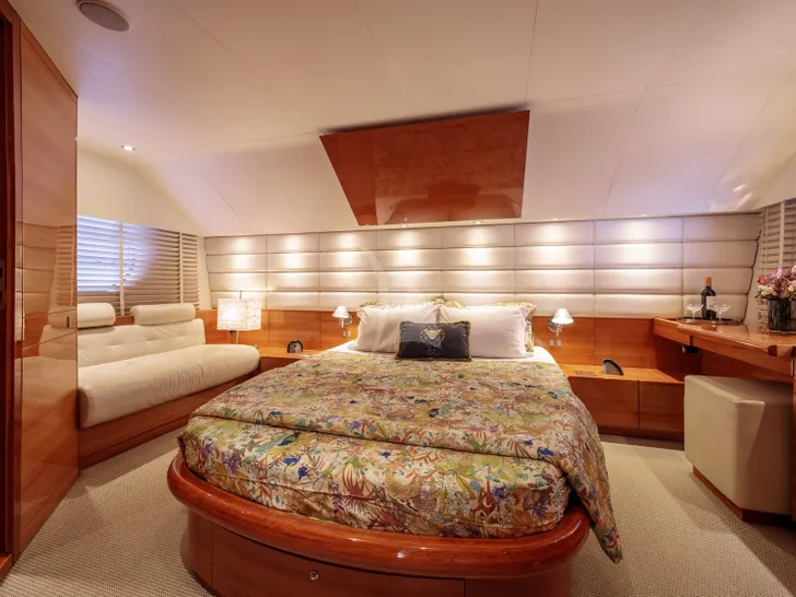 GEORGE V Aicon 67 - Master Cabin GEORGE V Aicon 67 - Master Cabin