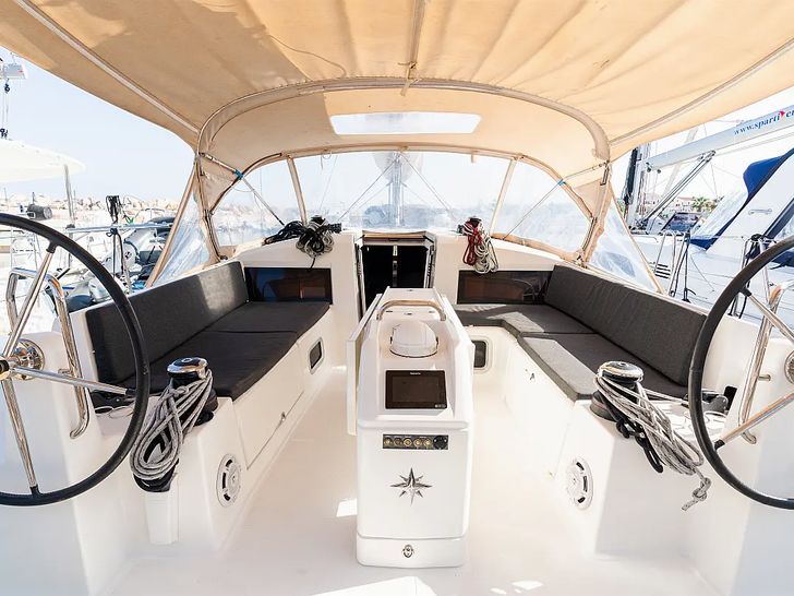 DIANA - Sun Odyssey 440 - Forward facing view DIANA - Sun Odyssey 440 - Forward facing view