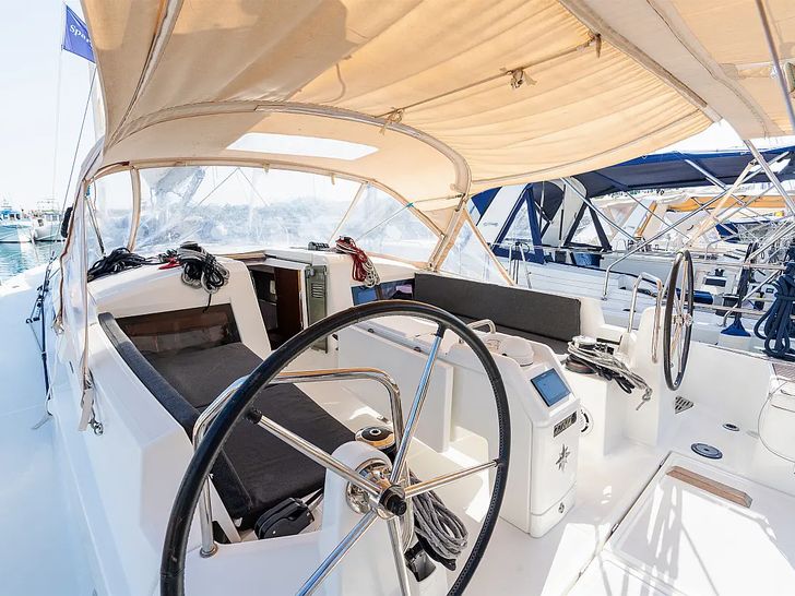 DIANA - Sun Odyssey 440 - Cockpit DIANA - Sun Odyssey 440 - Cockpit