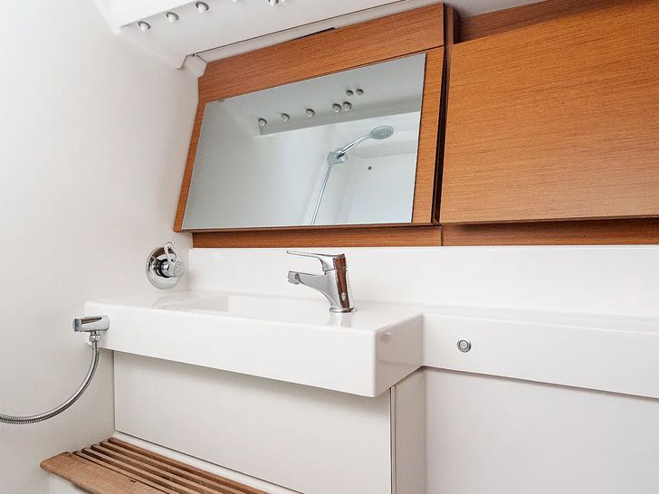 DIANA -Sun Odyssey 440 - head DIANA -Sun Odyssey 440 - head