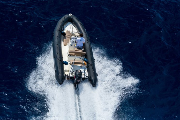 Charter Yacht ACCAMA DELTA - Azimut 100 Jumbo - 4 Cabins - Cannes - Monaco - St Tropez - French Riviera