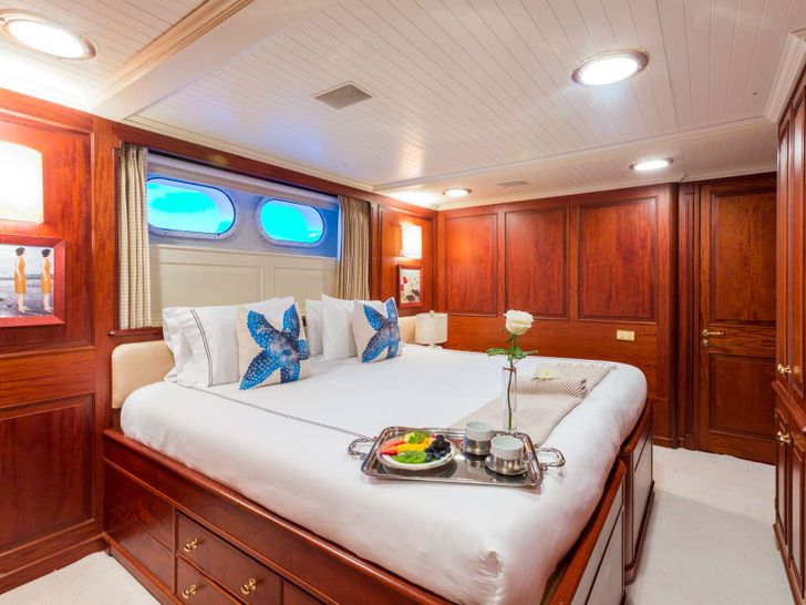 King-to-Twin Stateroom King-to-Twin Stateroom