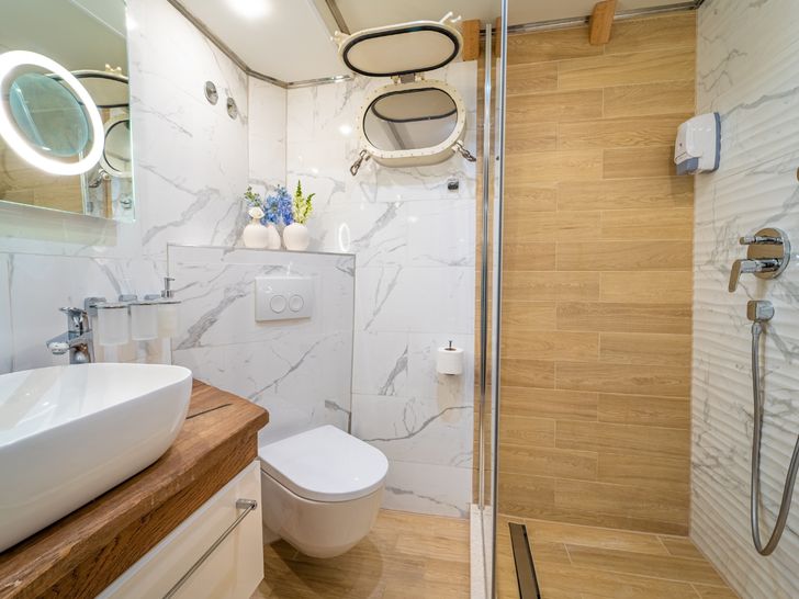 RIVA Custom 48m - twin cabin bathroom RIVA Custom 48m - twin cabin bathroom