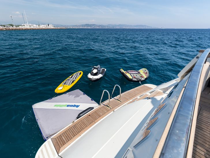ACCAMA DELTA Azimut 100 Jumbo - swimming platform ACCAMA DELTA Azimut 100 Jumbo - swimming platform