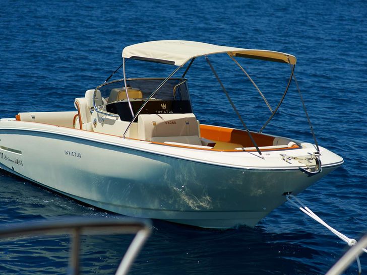 PRINCESS LONA invictus chase boat