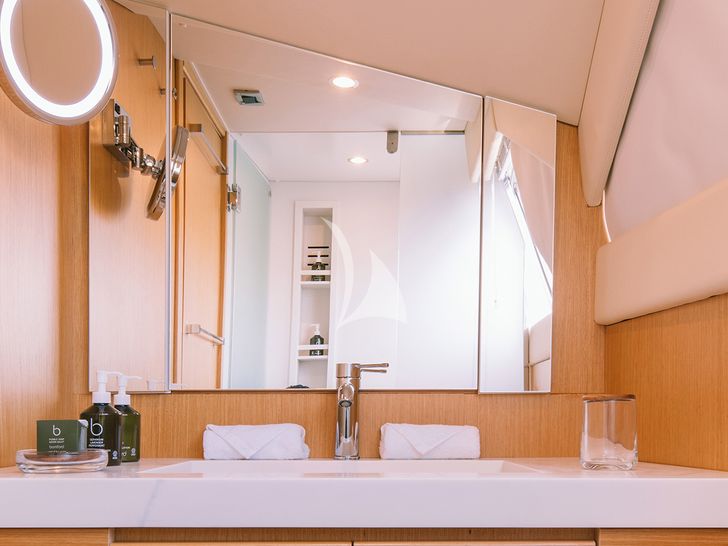 MELI Ferretti 881 - cabin bathroom MELI Ferretti 881 - cabin bathroom