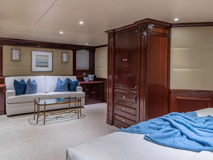STARSHIP - Van Mill 43 m,master cabin bed and seating area STARSHIP - Van Mill 43 m,master cabin bed and seating area