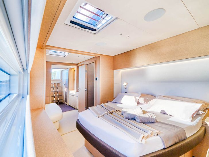 AMADA MIA Lagoon 65 - master cabin bed AMADA MIA Lagoon 65 - master cabin bed