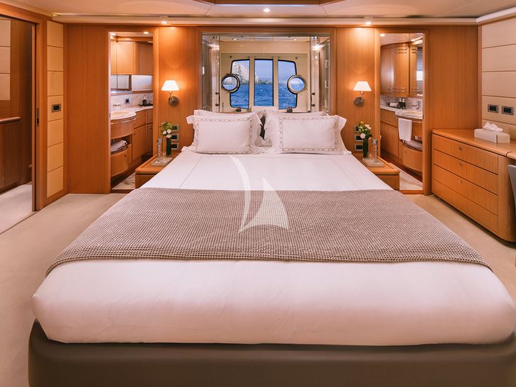 MELI Ferretti 881 - master cabin MELI Ferretti 881 - master cabin