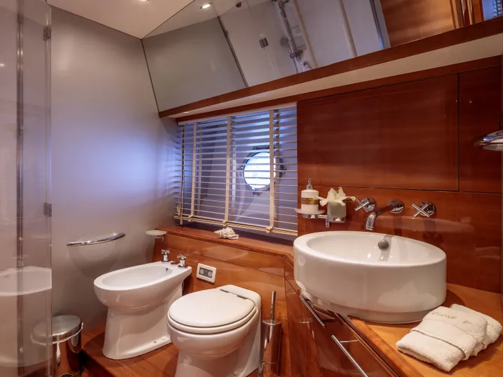 GEORGE V - master cabin bathroom