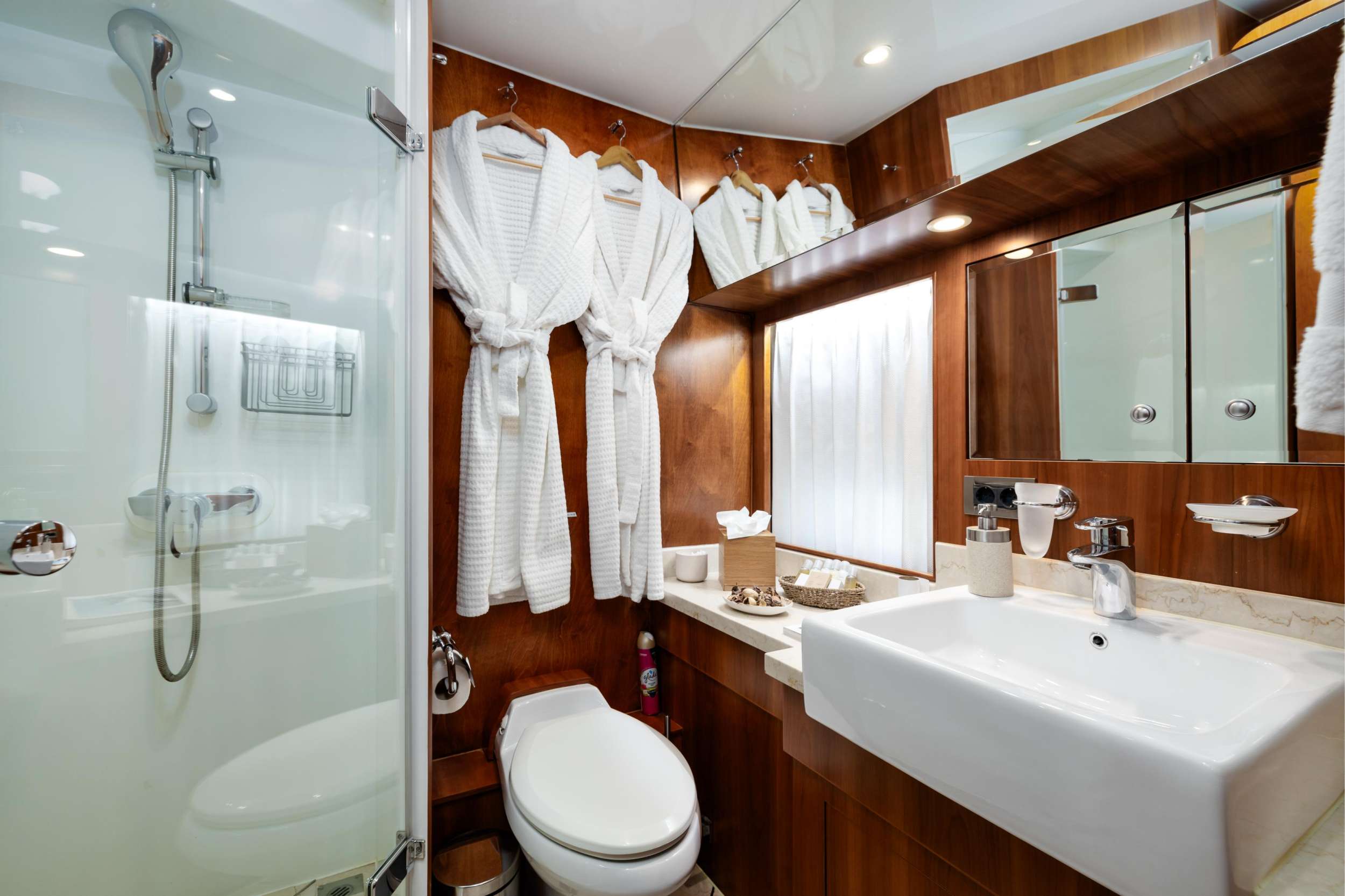 ANNABEL II Horizon 30m - VIP cabin bathroom