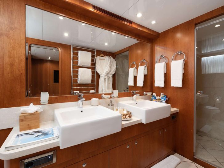 ANNABEL II Horizon 30m - master cabin bathroom ANNABEL II Horizon 30m - master cabin bathroom