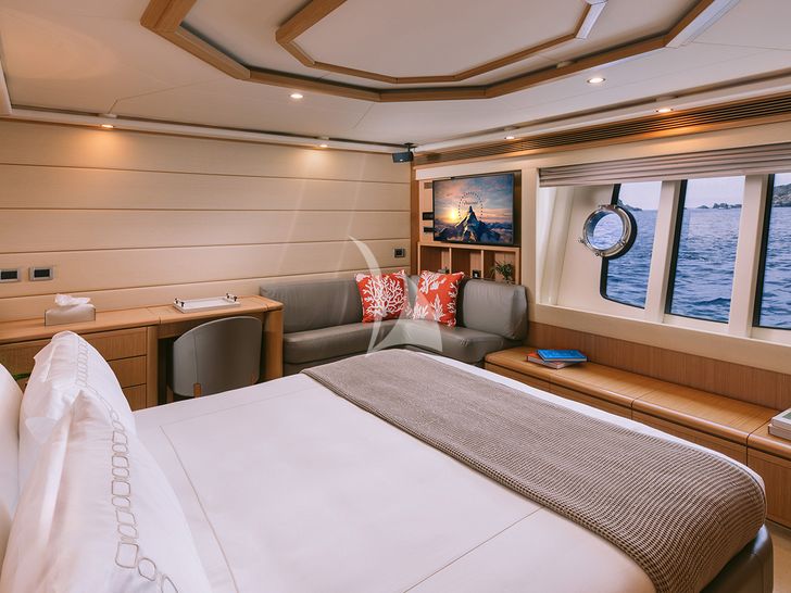 MELI Ferretti 881 - master cabin bed MELI Ferretti 881 - master cabin bed