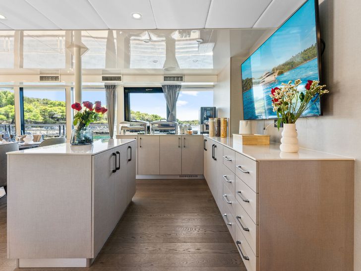 ALFA MARIO Custom 52m - dining area TV ALFA MARIO Custom 52m - dining area TV