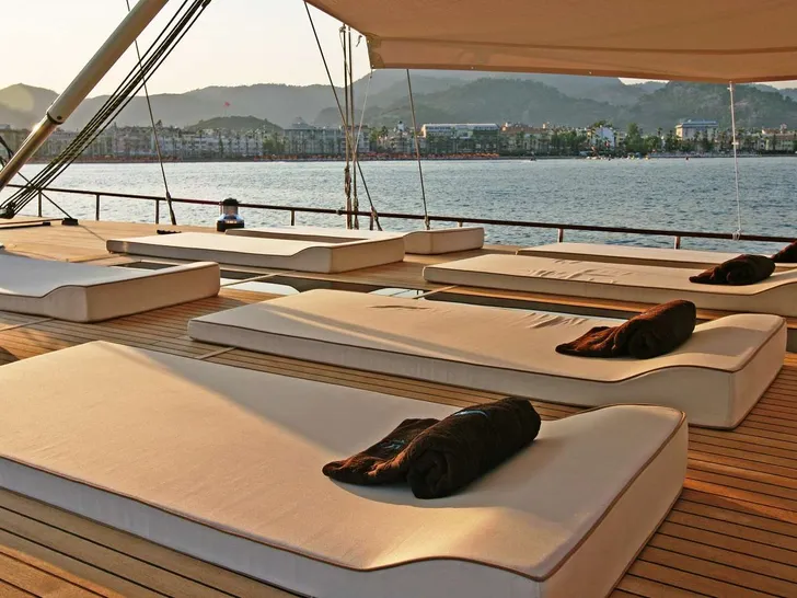 FORWARD SUNTANNING DECK FORWARD SUNTANNING DECK