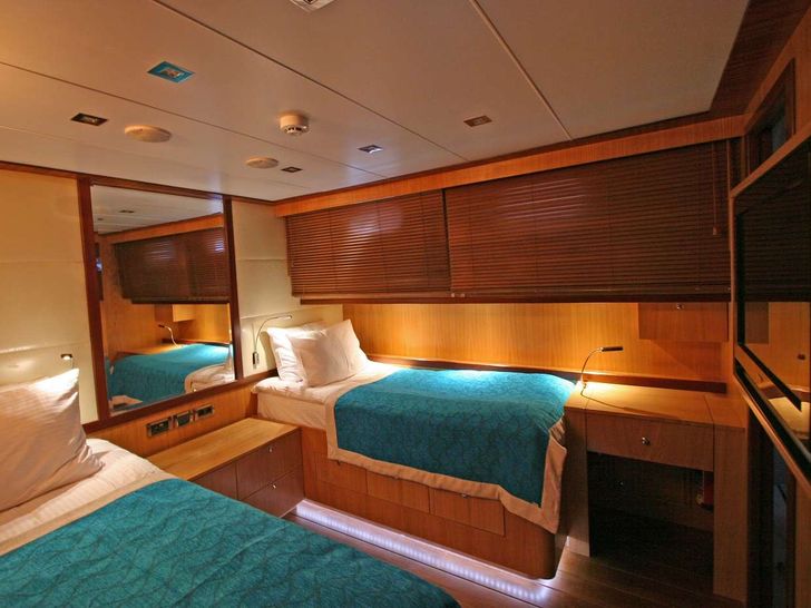 CONVERTIBLE TWIN CABIN CONVERTIBLE TWIN CABIN