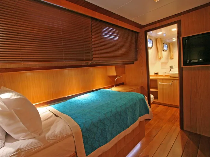CONVERTIBLE TWIN CABIN CONVERTIBLE TWIN CABIN