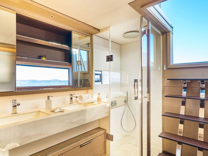 AMADA MIA Lagoon 65 - master cabin bathroom AMADA MIA Lagoon 65 - master cabin bathroom