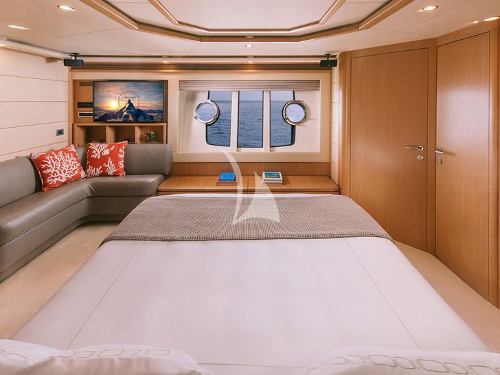 MELI Ferretti 881 - master cabin bed and seating area MELI Ferretti 881 - master cabin bed and seating area