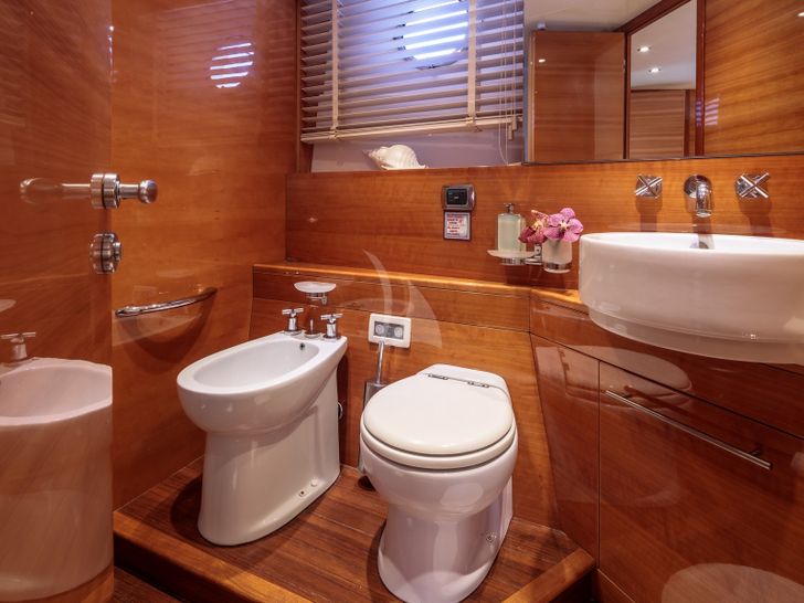 GEORGE V - VIP cabin bathroom