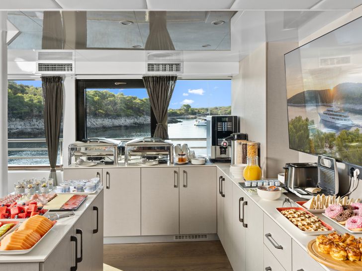 ALFA MARIO Custom 52m - breakfast ALFA MARIO Custom 52m - breakfast